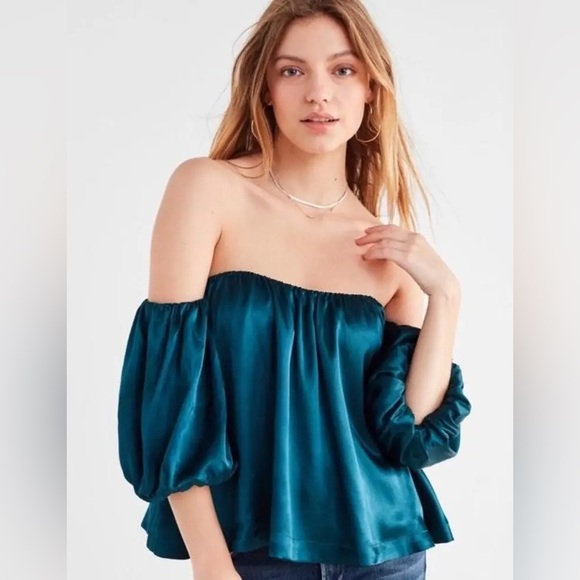 Urban Outfitters Dia Off The Shoulder Silky Top sz small - Picture 1 of 6